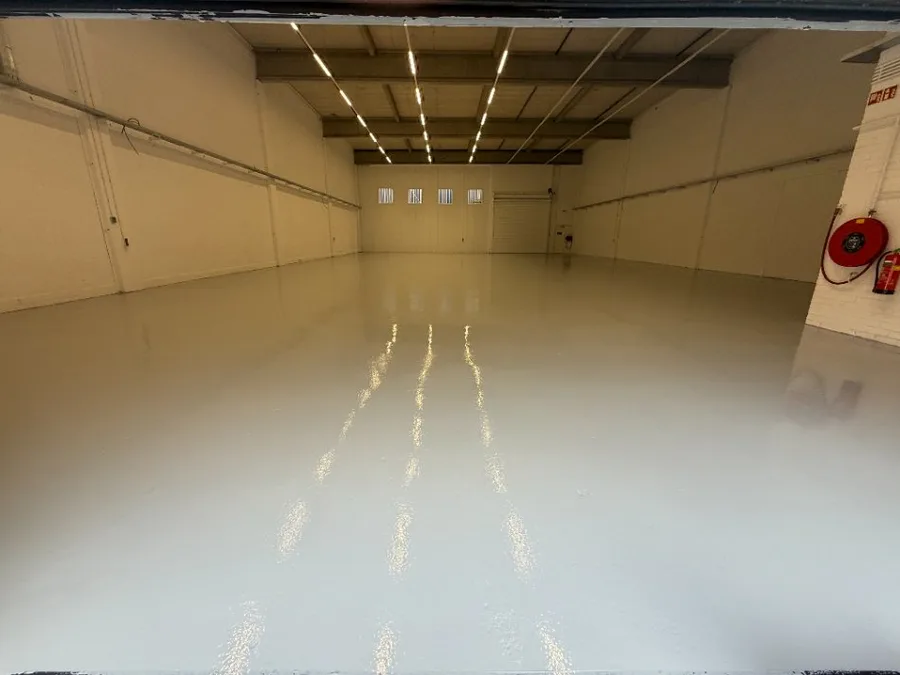 Afgewerkte lichtgrijze bedrijfsvloer
